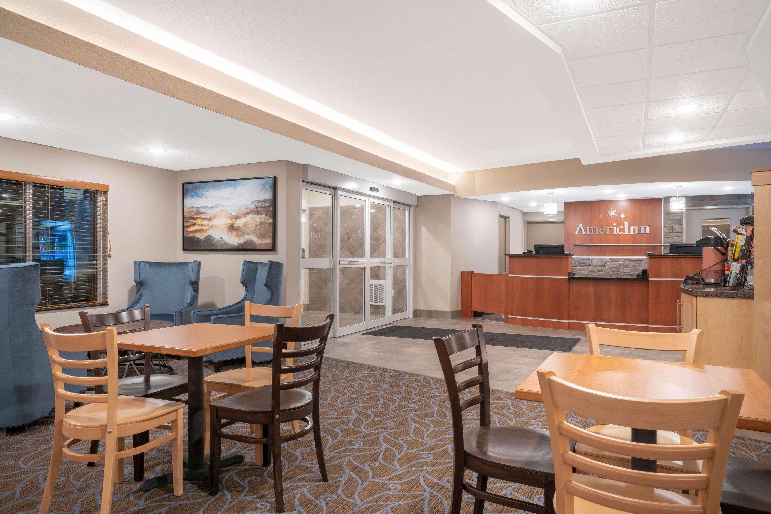 Americinn By Wyndham Windom Экстерьер фото
