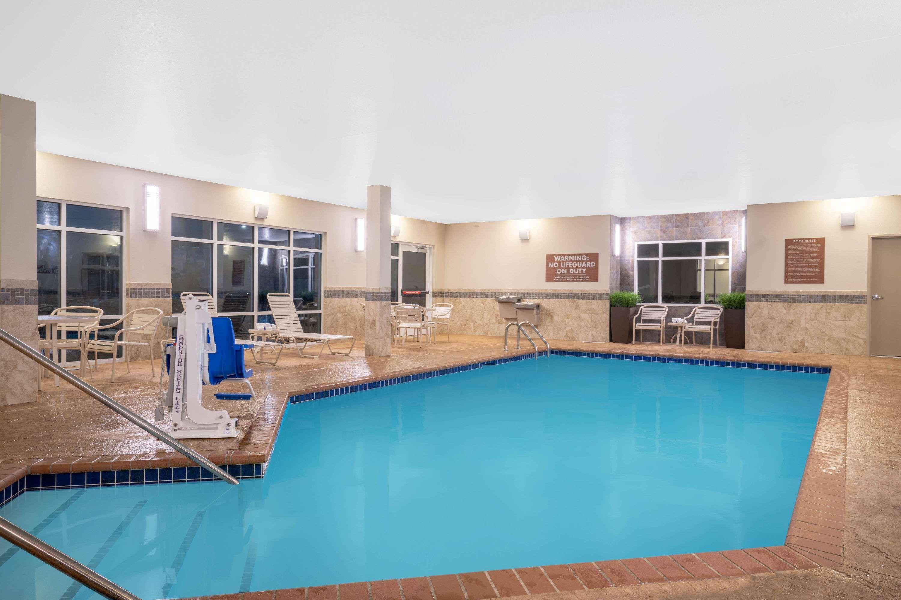 Americinn By Wyndham Windom Экстерьер фото